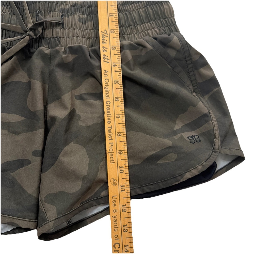 Albion Women's Size Small Camo Print Lunge Shorts Gym Workout Pants Running Euc - Picture 2 of 9